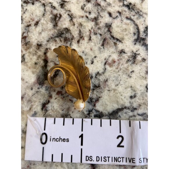 Vintage Gold Leaf Brooch Faux Pearl Accent Mid Century Costume Jewelry Pin - Picture 2 of 6